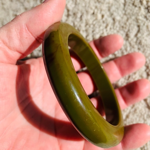 Olive Green Vintage BAKELITE Bangle - Picture 2 of 5